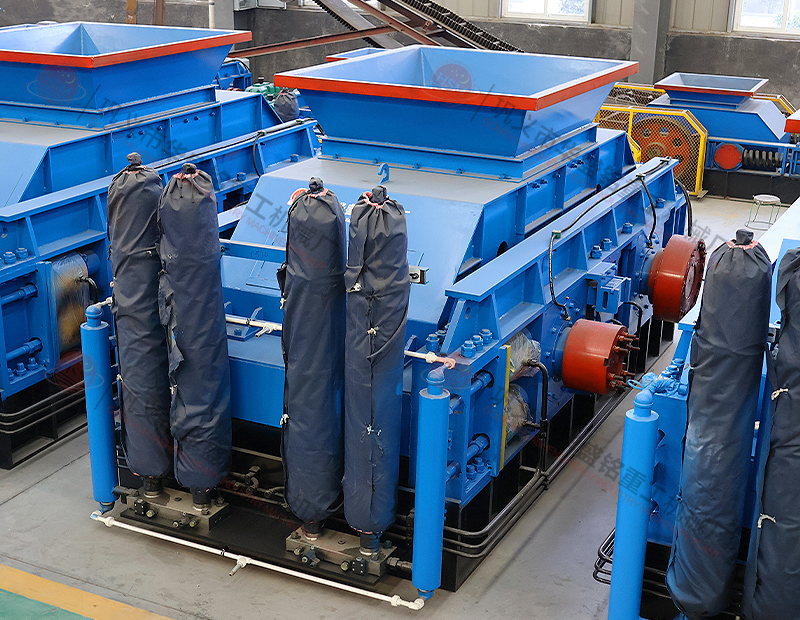 大型液壓對輥制砂機(jī)每小時(shí)出多少噸沙子？多少錢一臺(tái)？