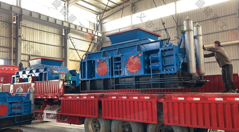 時(shí)產(chǎn)150噸對(duì)輥破碎機(jī)兩臺(tái)發(fā)往河北現(xiàn)場